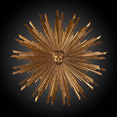Sole in legno finemente scolpito e dorato, al centro una testa di putto coronata da raggi, Italia, 19° secolo (diametro 80 cm)